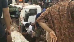BreakingNews: Mobil Dump Truk Tertimbun di Desa Caramming Bulukumba 1 Orang Ditemukan Meninggal 3 Diantaranya Dalam Pencarian