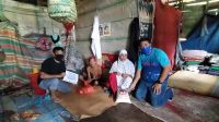 Bantu Warga Terdampak Covid Chaidir Syam Bersama Komunitas di Maros Bagi Paket Sembako