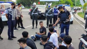 Personil Gabungan TNI-Polri Bubarkan Balapan Liar di Makassar