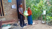 Polsek Mambi Briptu Syarifuddin Melaksanakan Giat Bakti Sosial Polres Mamasa Bagi Masyarakat