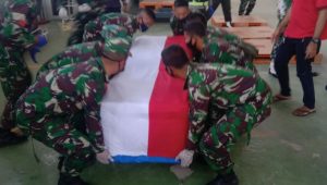 Jenazah Alm Serda Rusdi Diberangkatkan ke Kampung Halaman Menggunakan Pesawat Lion Air