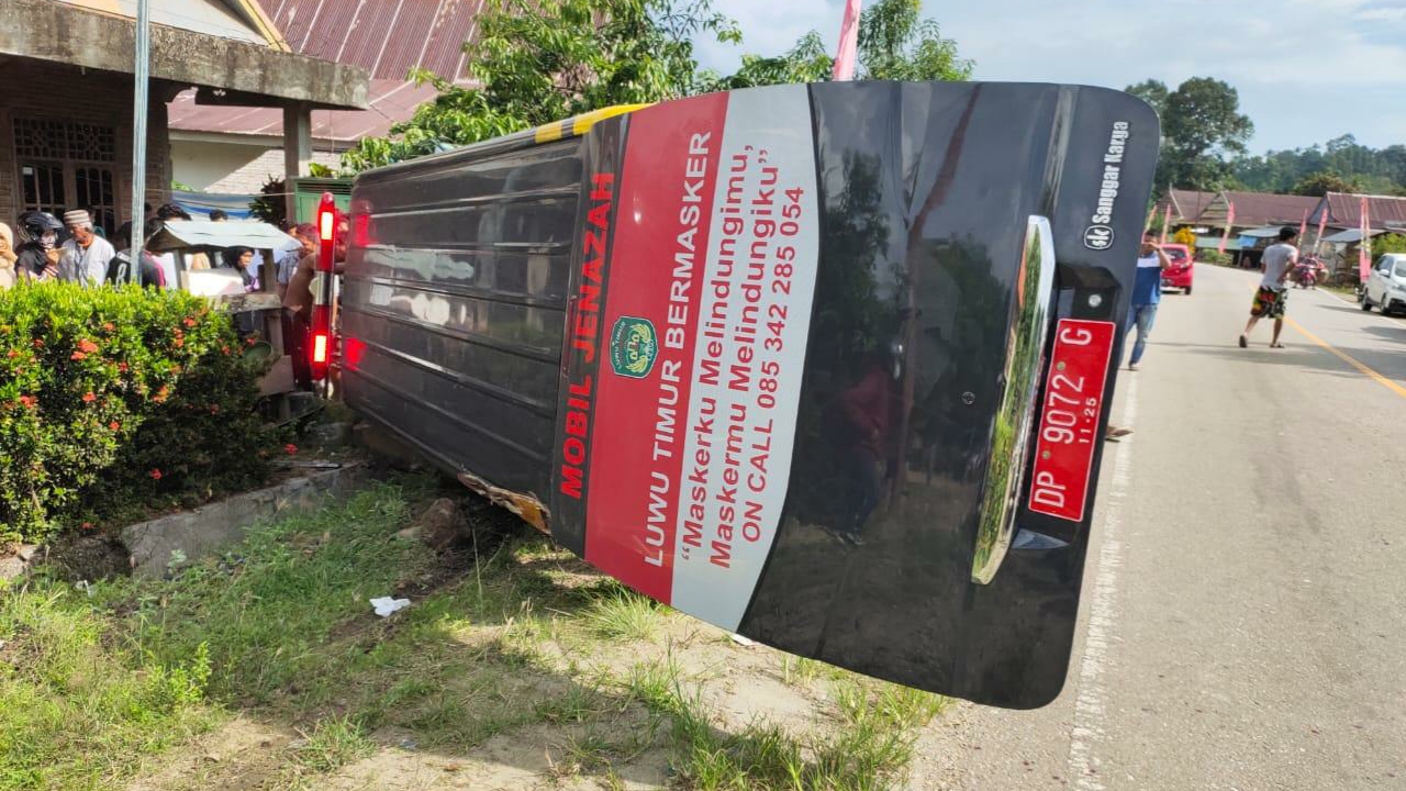 Mobil Mengangkut Jenazah Kecelakaan di Jalan Trans Sulawesi Kolut