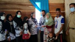 Ketua PGRI Kecamatan Tirawuta Sambagi Keluarga Yang Rumahnya Hagus Terbakar