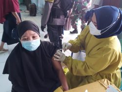 Masyarakat Dengan Antusias Mengikuti Vaksinasi Massal di Kecamatan Mambi
