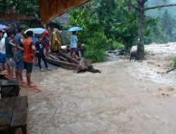 Warga Terpaksa Mengungsi Akibat Air Sungai Lakahang Meluap