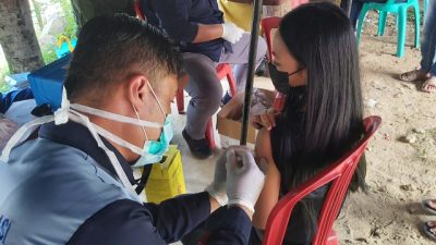 Anak-Anak Dengan Antusias Mengikuti Vaksinasi di Halaman Polres Mamasa
