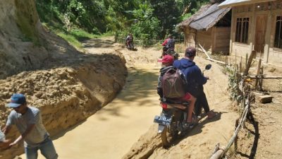 Warga di Bambang Mengerjakan Jalan Agar Dapat Diakses, Potret Kondisi Infrastruktur Memperihatinkan