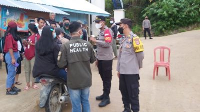 Aparat Kepolisian Polres Mamasa Gelar Operasi Vaksinasi di Objek Wisata Kampung Natal