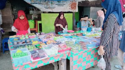 Penjual Takjil Mulai Berjejeran di Pusat Kota Topoyo Mamuju Tengah