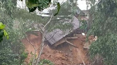 Akibat Hujan, Dapur Rumah Warga di Mamasa Terbawa Longsor