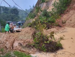 Material Tanah Longsor Tutup Ruas Jalan Poros Mamasa-Toraja