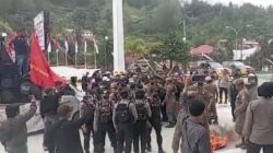 BreakingNews: Berebut Ban Bekas, Unjuk Rasa di Depan Kantor Bupati Mamasa Diwarnai Saling Dorong