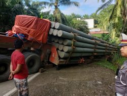 Truk Bermuatan Tiang Listrik di Mateng Tergelincir di Jalan Trans Sulawesi