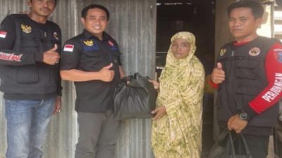 Ketua Garda Pemudah Nasdem Sidrap, Terjun Langsung Bagikan Paket Sembako ke Sejumlah Warga