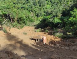 Kondisi Tanah Labil, Eskavator Pekerja Jalan Poros Mamasa-Mamuju Terbawa Longsor Sedalam 30 Meter