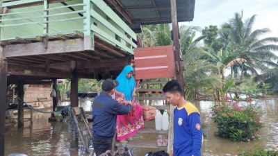 Puluhan Paket Sembako di Salurkan Polres Mateng Bagi Korban Banjir Pangalloang