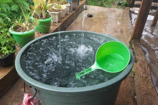Air Tak Mengalir, Salah Satu Warga di Mamasa Manfaatkan Tadah Hujan