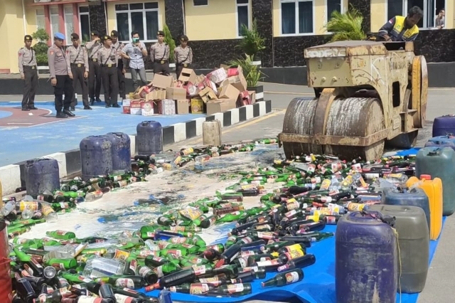 Polres Sidrap Musnahkan Ratusan Botol Miras Hasil Operasi Pekat