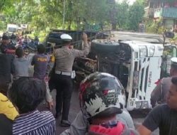 Mobil Truk Pengangkut Barang Campuran di Sidrap Terbalik, Arus Lalulintas Sempat Macet