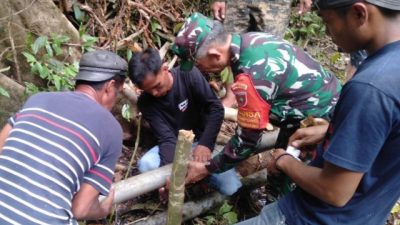 Beberapa Pipa Air Bersih Bocor dan Tersumbat, Babinsa Desa Compong Telusuri Lereng Gunung