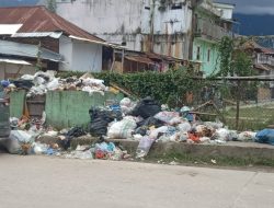 Berserakan dan Bau, Sampah di Jl Emmy Saelan Mamasa Lebih Sepekan Tak Diangkut