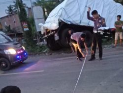 Diduga Hendak Melambung Mobil di Depannya, Dua Unit Truck Adu Banteng Di Ponrangae Sidrap