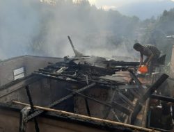 Damkar Lambat Padamkan Api, Sijago Merah Lalap 3 Rumah dan 2 Kios di Mamasa