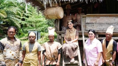 Yayasan Kemala Bhayangkari Sulbar Kunjungi Suku Bunggu di Pasangkayu